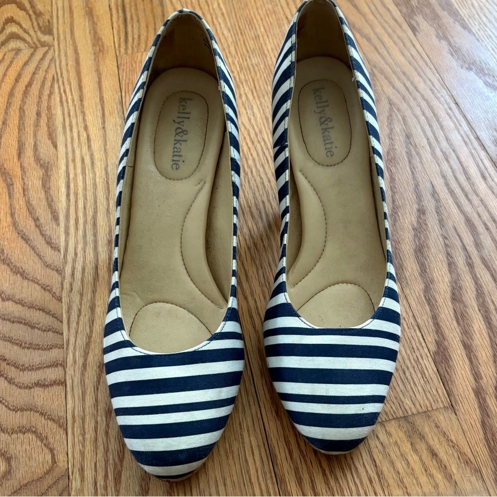 Kelly & Katie White Blue Striped Pumps Size 9 Nautical Summer Vacation